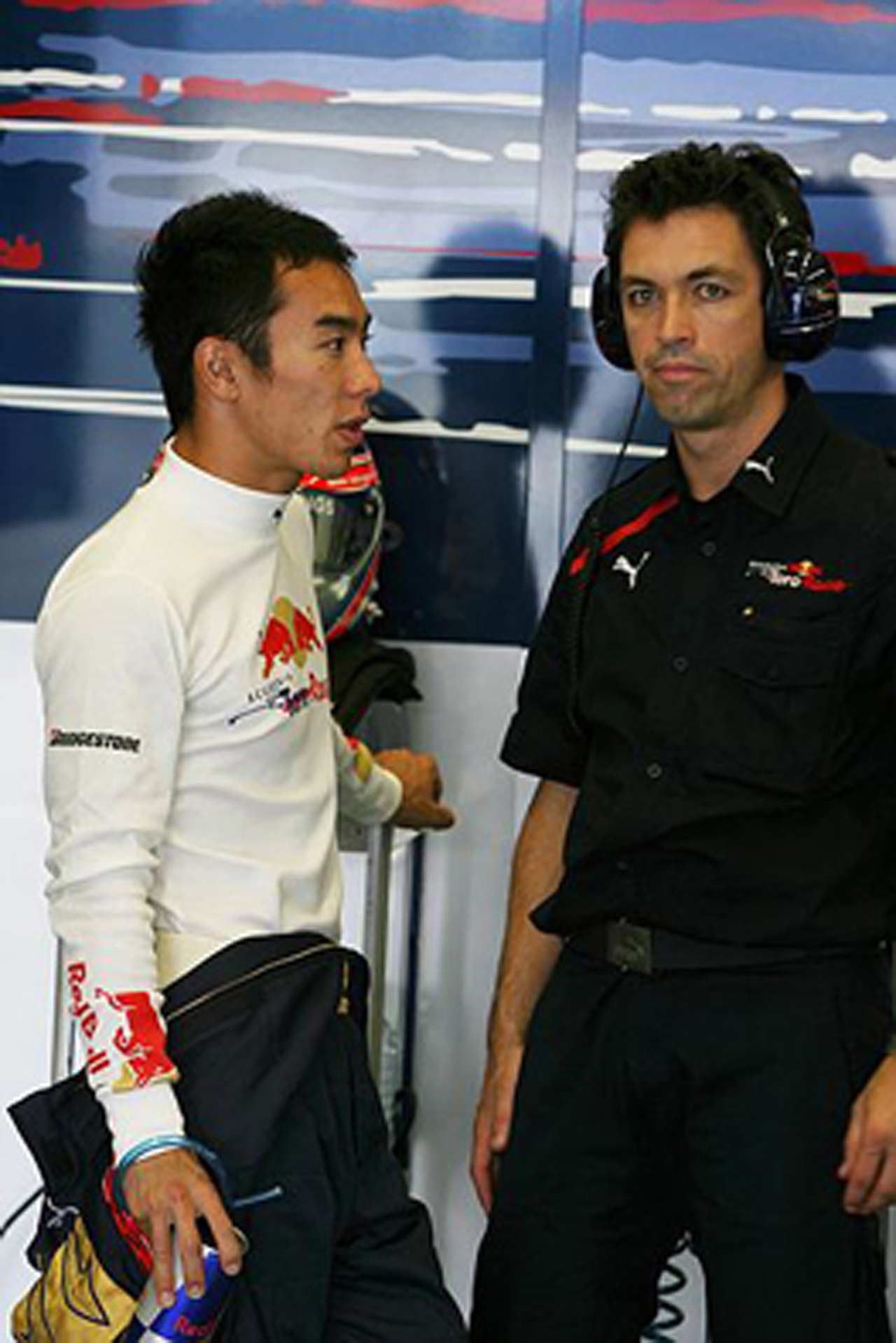 トロ・ロッソのスタッフと会話する佐藤琢磨