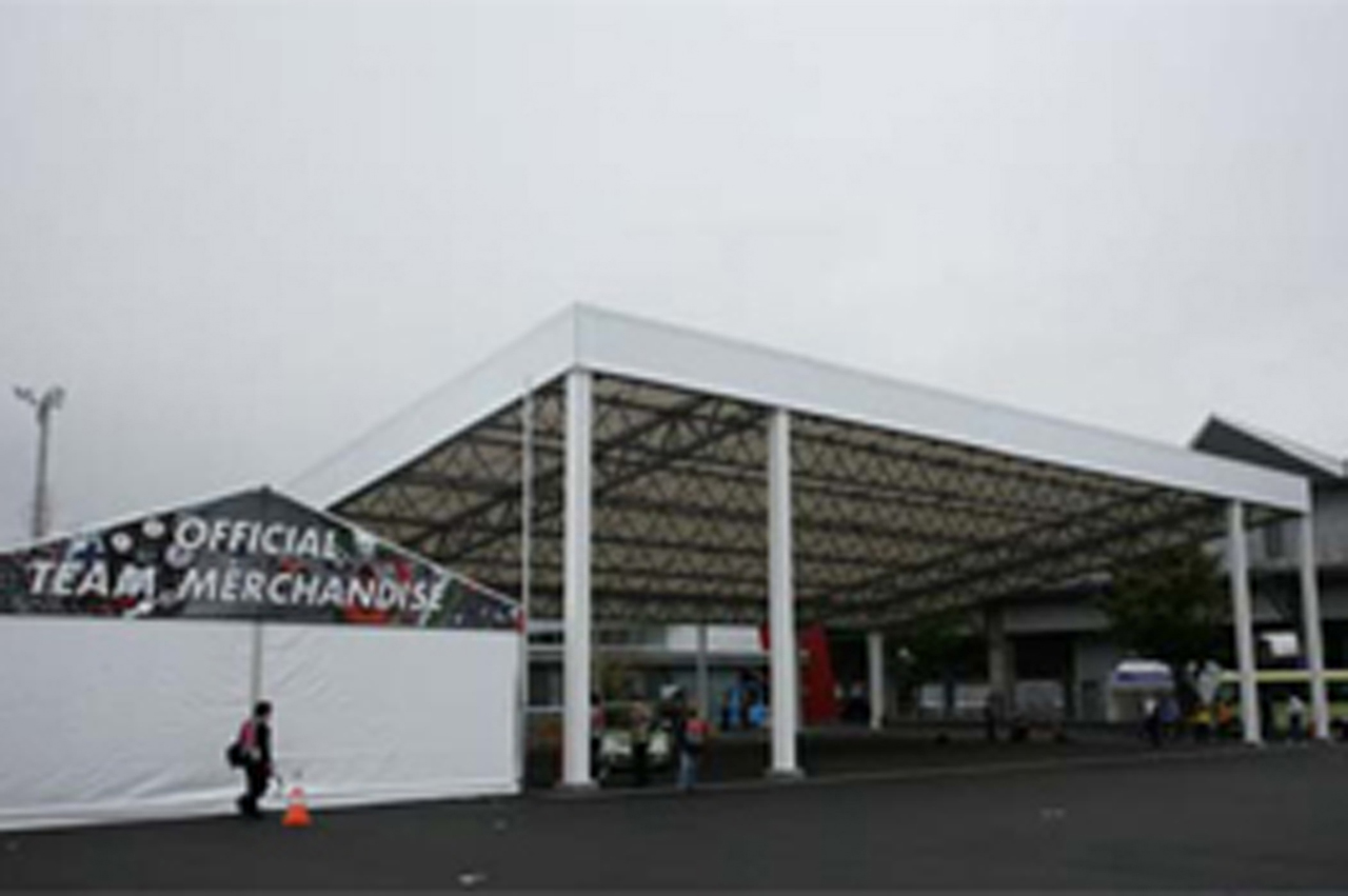 Ｆ１ビレッジの常設雨宿りルーフ