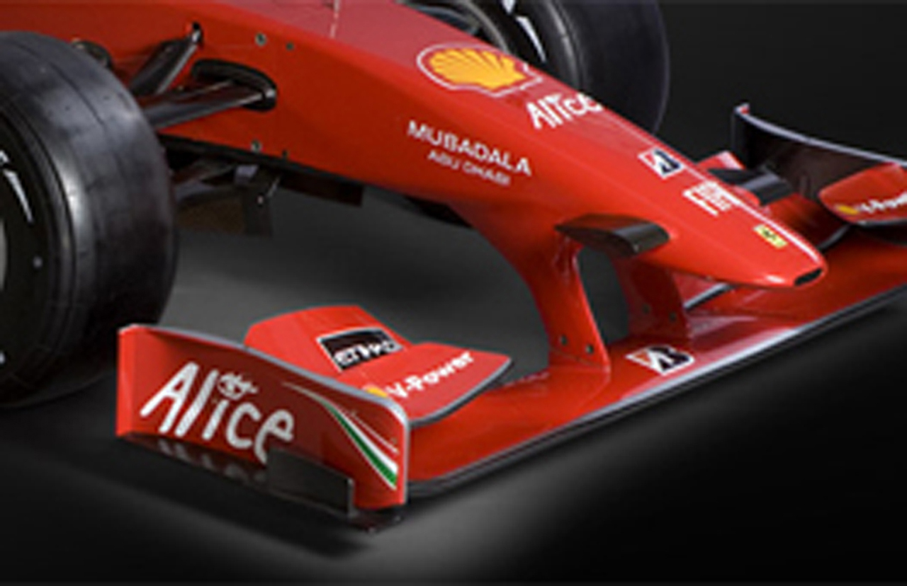 フェラーリ F60：フロントウイング外側には小さなプレートを装着