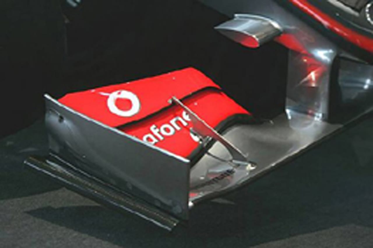 マクラーレン MP4-24:フロントウイングには2枚のフロントフラップを装着