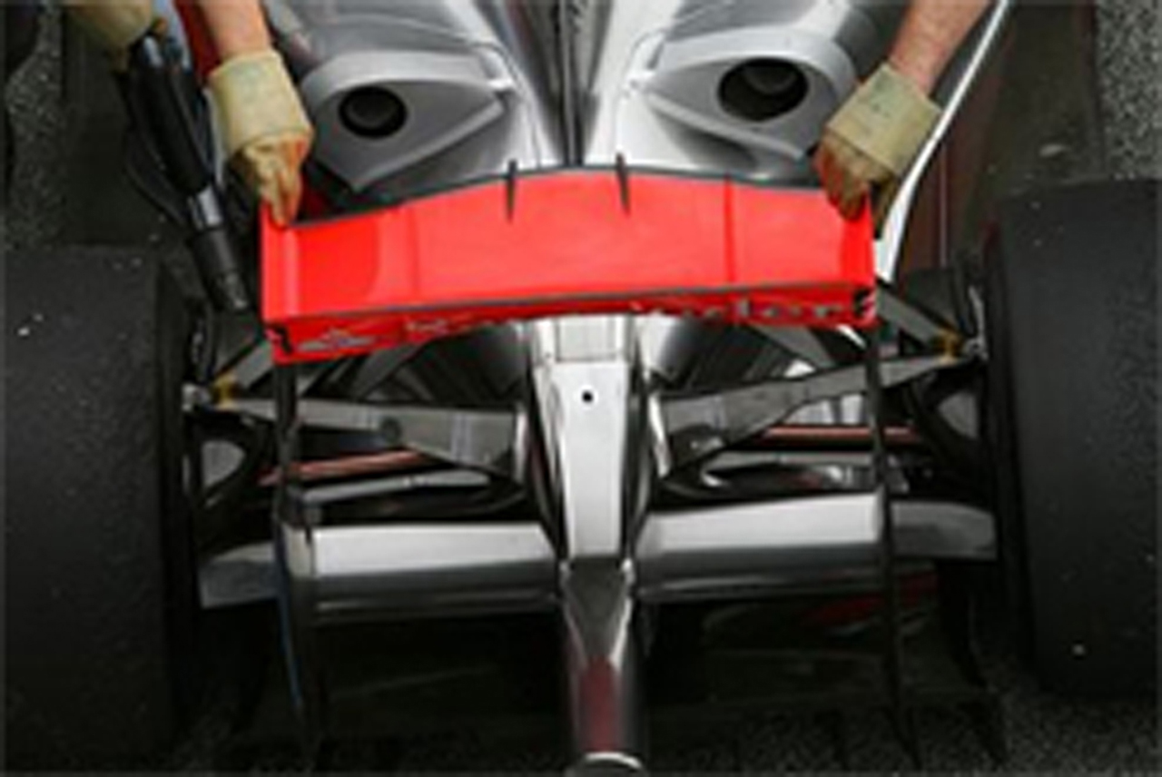 マクラーレン MP4-24：2009年仕様のリアウイングとエギゾーストの形状を変更
