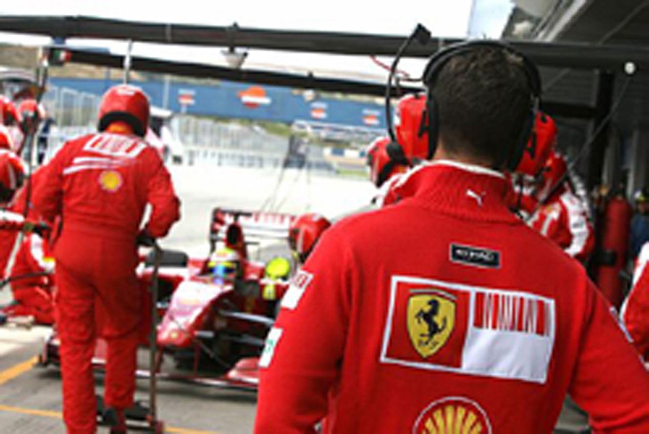 フェラーリ:テストを見守るシューマッハ