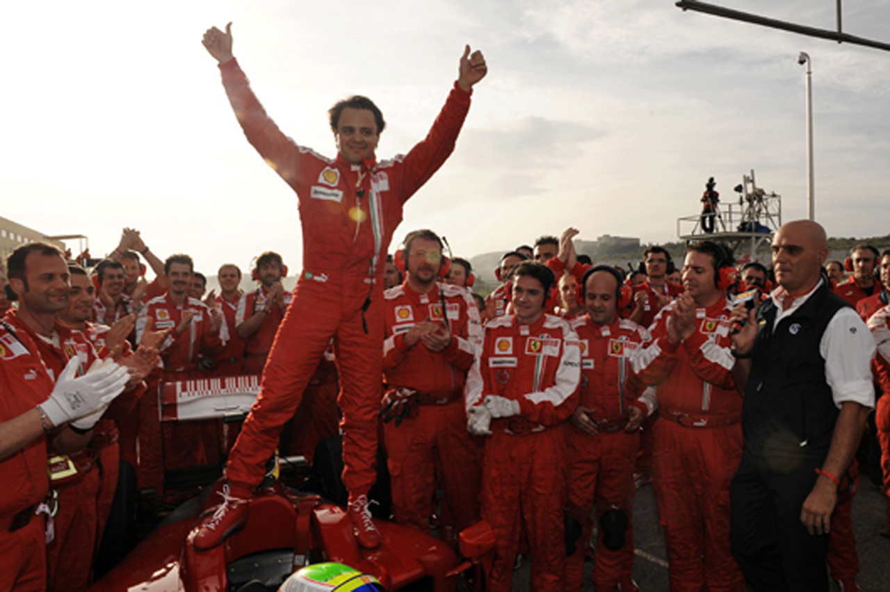 フェラーリファンの声援にこたえるフェリペ・マッサ