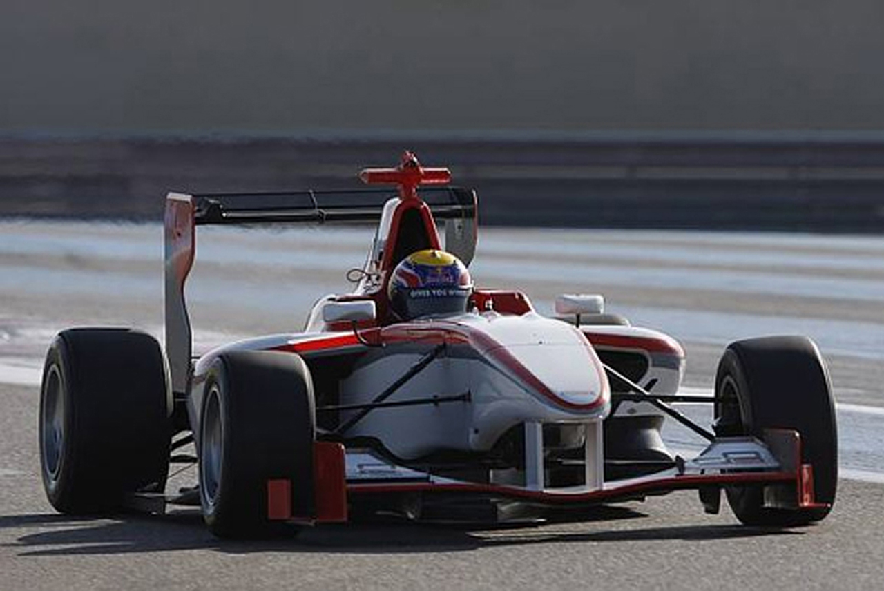MWアーデンのGP3マシンをドライブするマーク・ウェバー