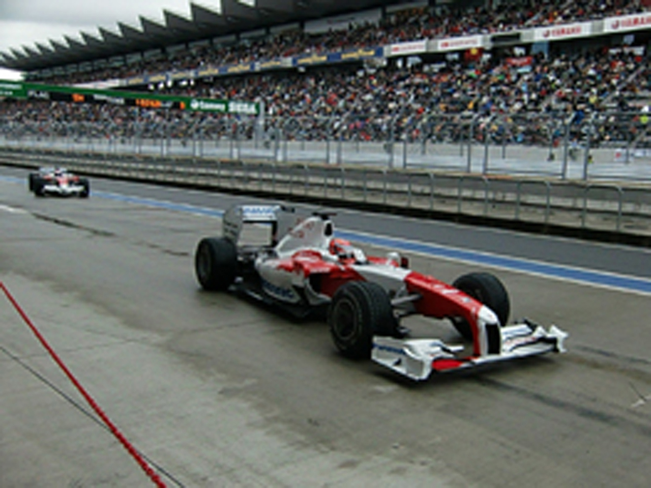 中嶋一貴と小林可夢偉がトヨタF1カーでランデブー走行