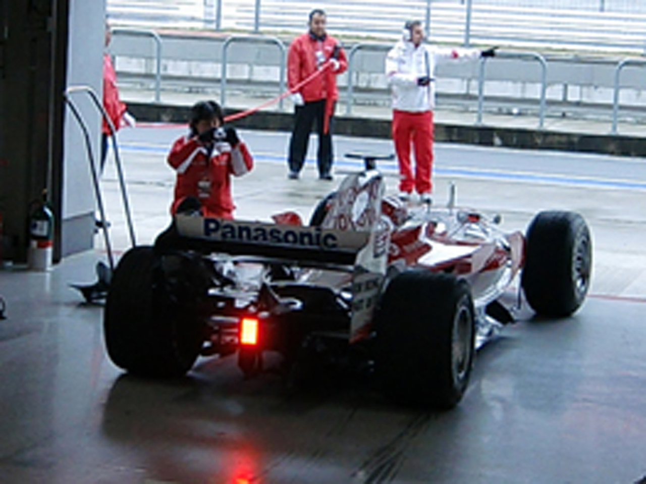 トヨタ TF108をドライブする中嶋一貴