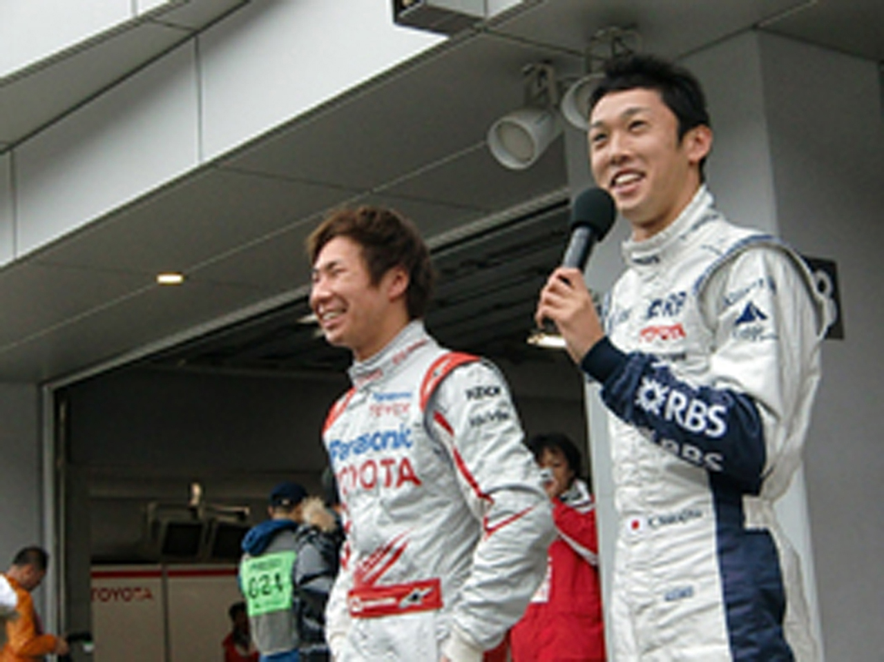 笑顔をみせる中嶋一貴と小林可夢偉