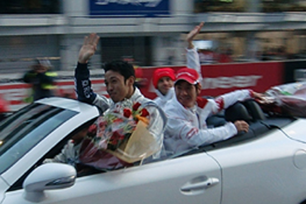 オープンカーでパレードラン