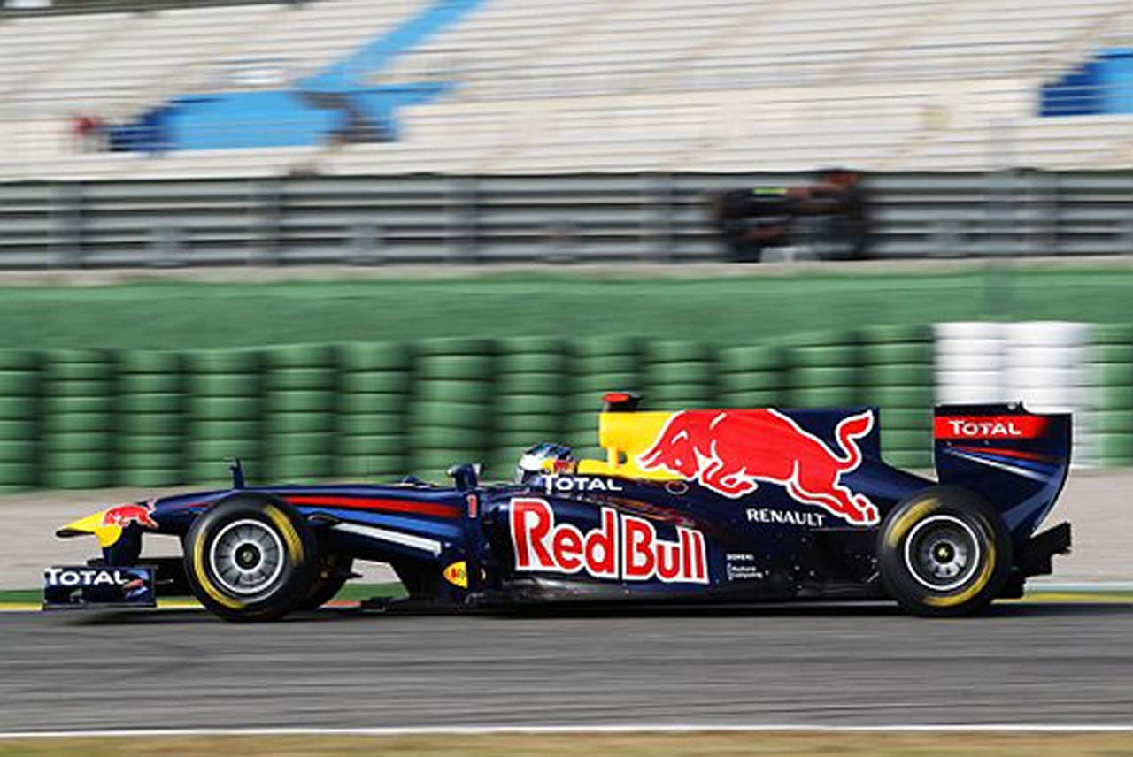 レッドブル RB7 (走行画像:横)