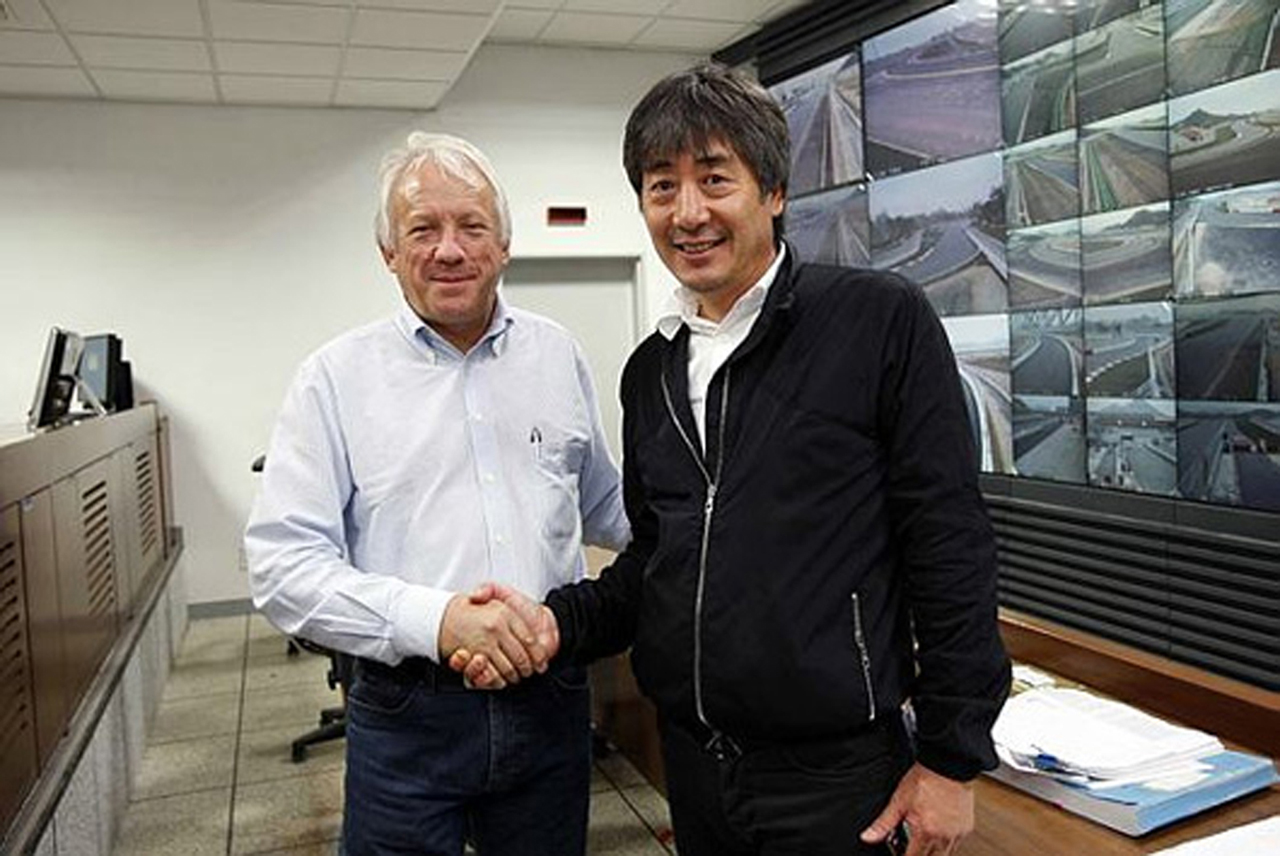 チャーリー・ホワイティング(FIA)とチャン・ユンチョ(KAVO)