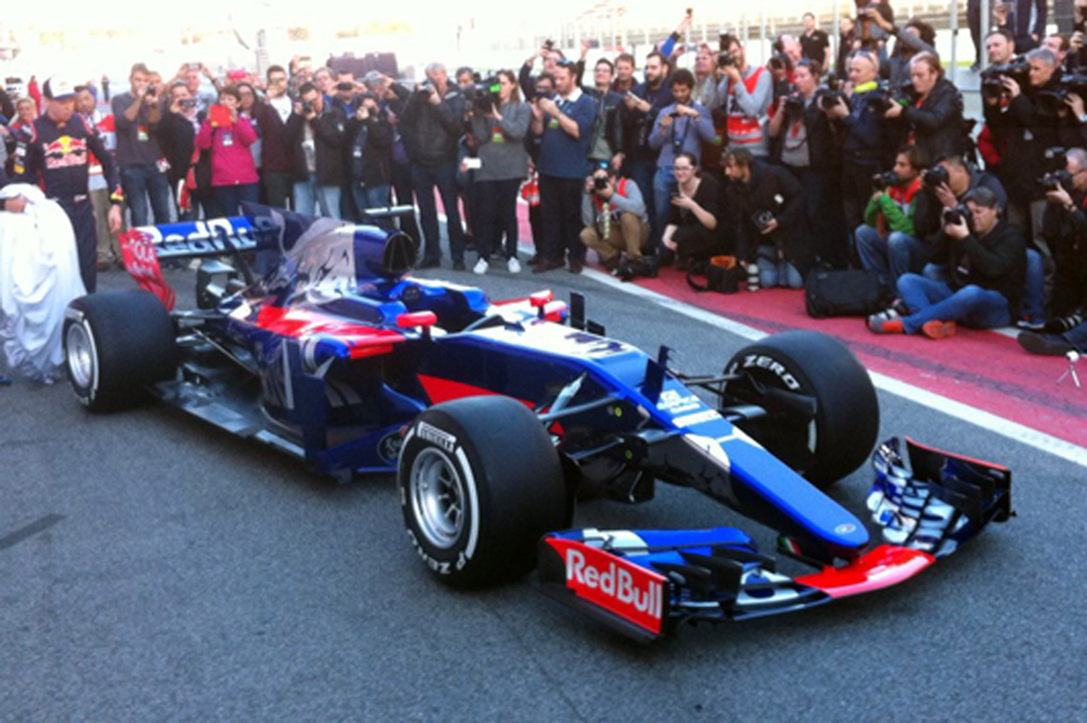 トロ・ロッソ STR12 (フロント)