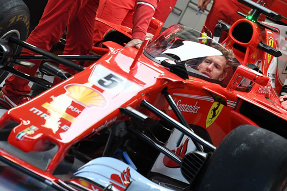 シールドを装着したF1マシンに乗り込むセバスチャン・ベッテル