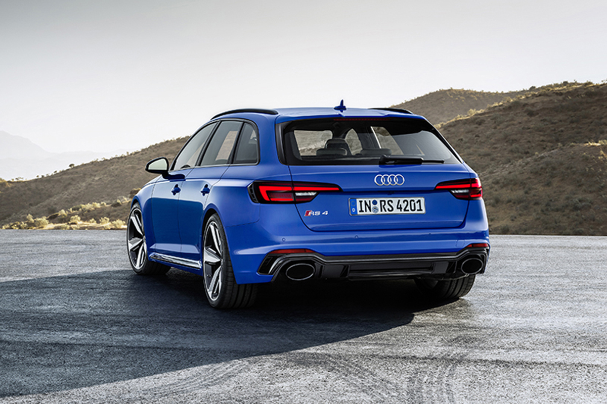 新型アウディ RS4 アバント