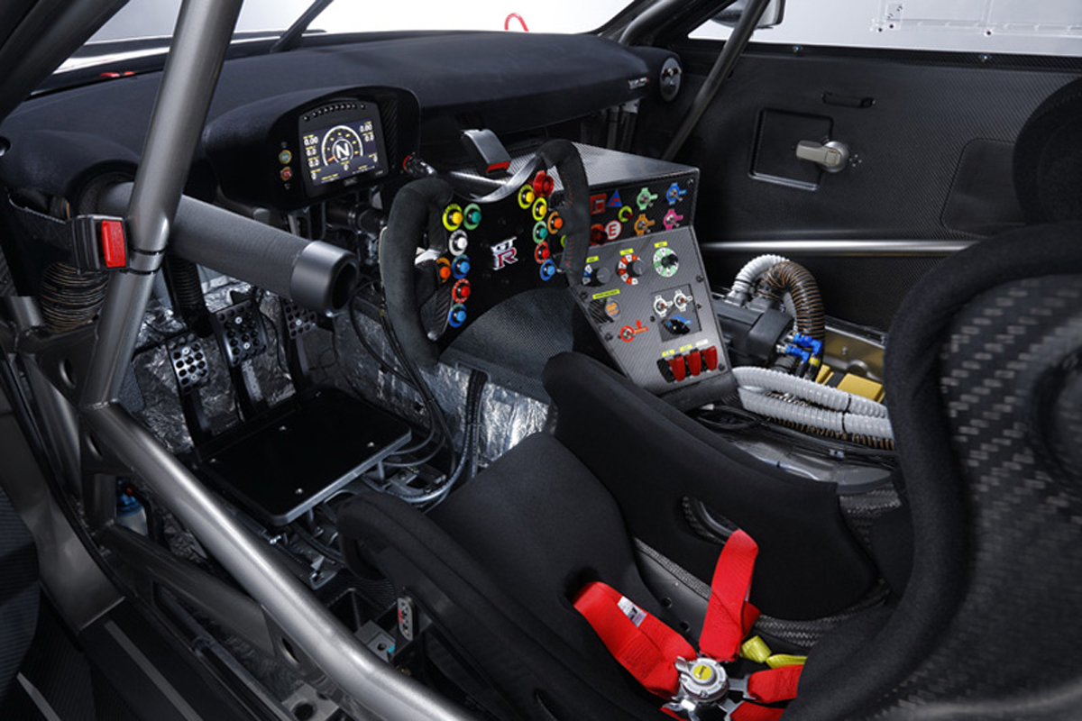 NISSAN GT-R NISMO GT3 2018年モデル エンジン インテリア
