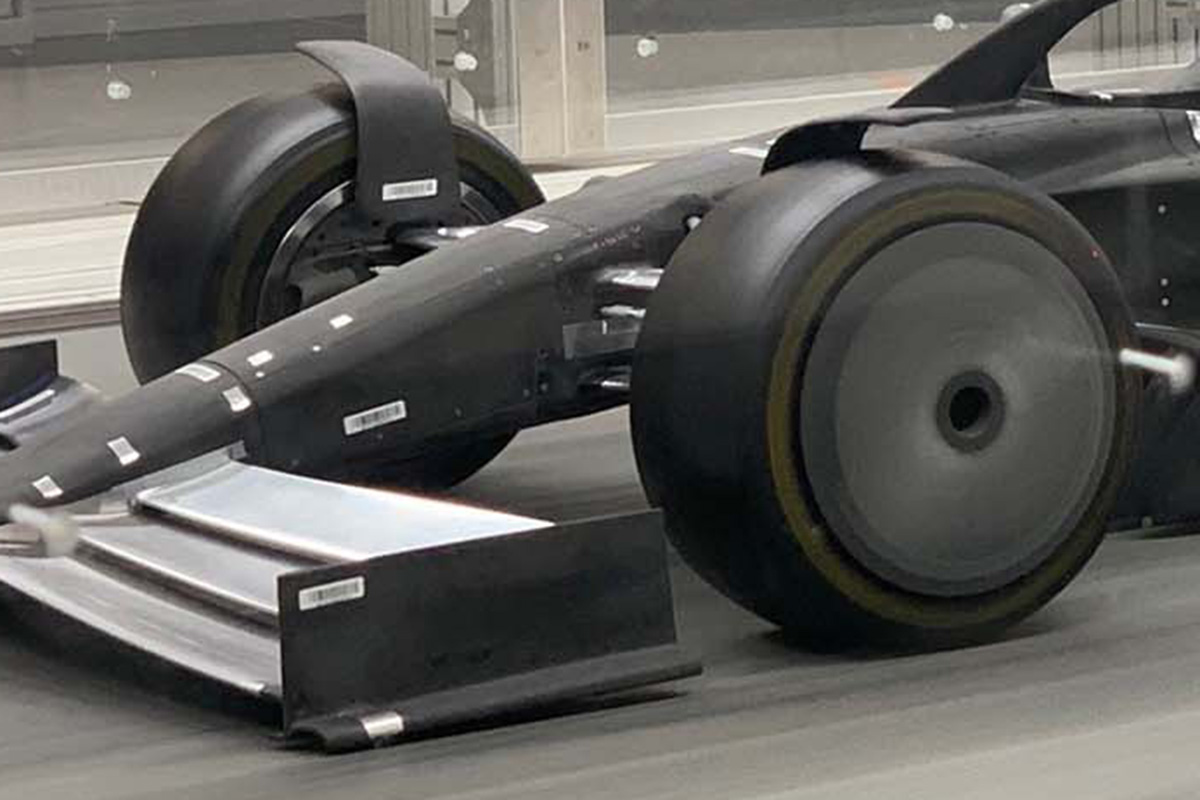 2021年F1マシン:18インチ扁平タイヤ