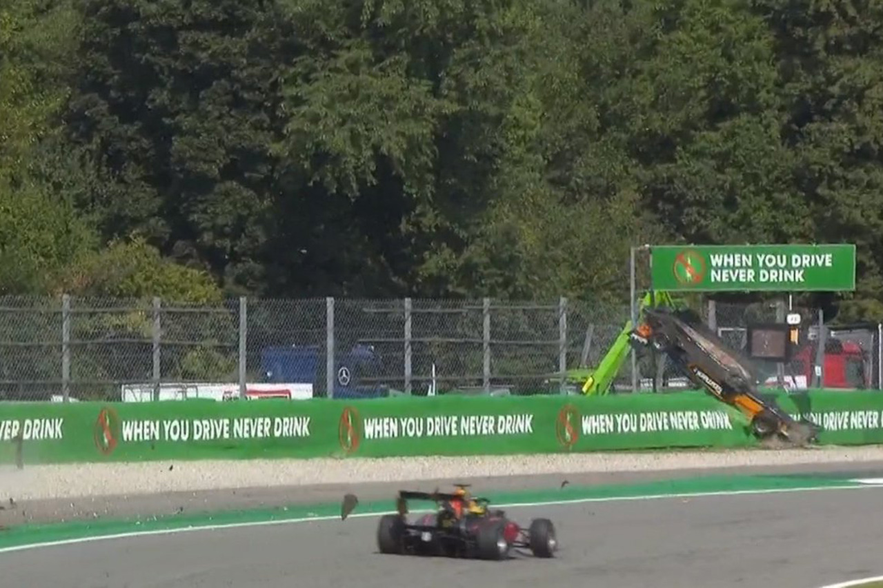 F3イタリア大会でマシンが宙を舞う大事故…ドライバーは無事①