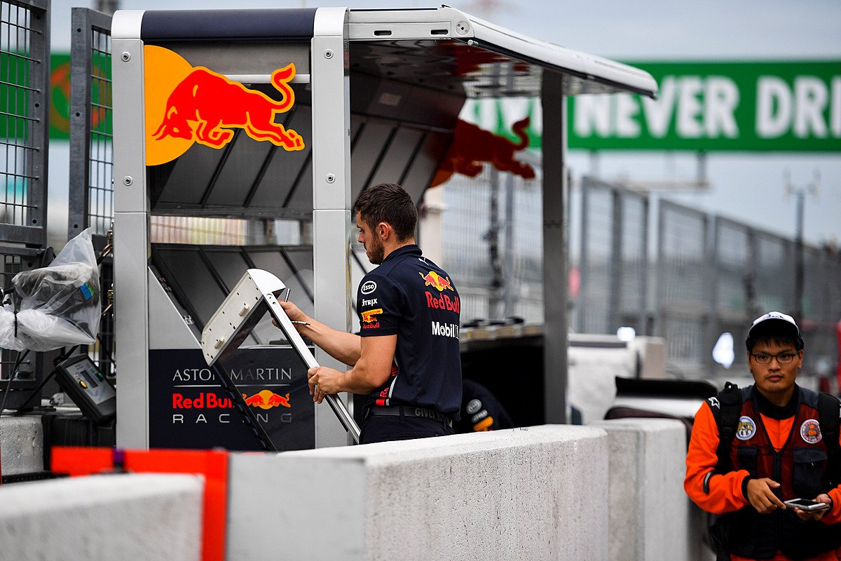 F1日本GP:台風19号直撃に備えて鈴鹿サーキットの各設備を一時撤去③