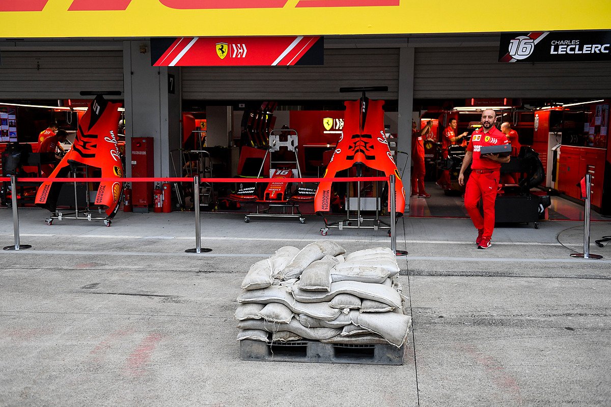 F1日本GP:台風19号直撃に備えて鈴鹿サーキットの各設備を一時撤去④