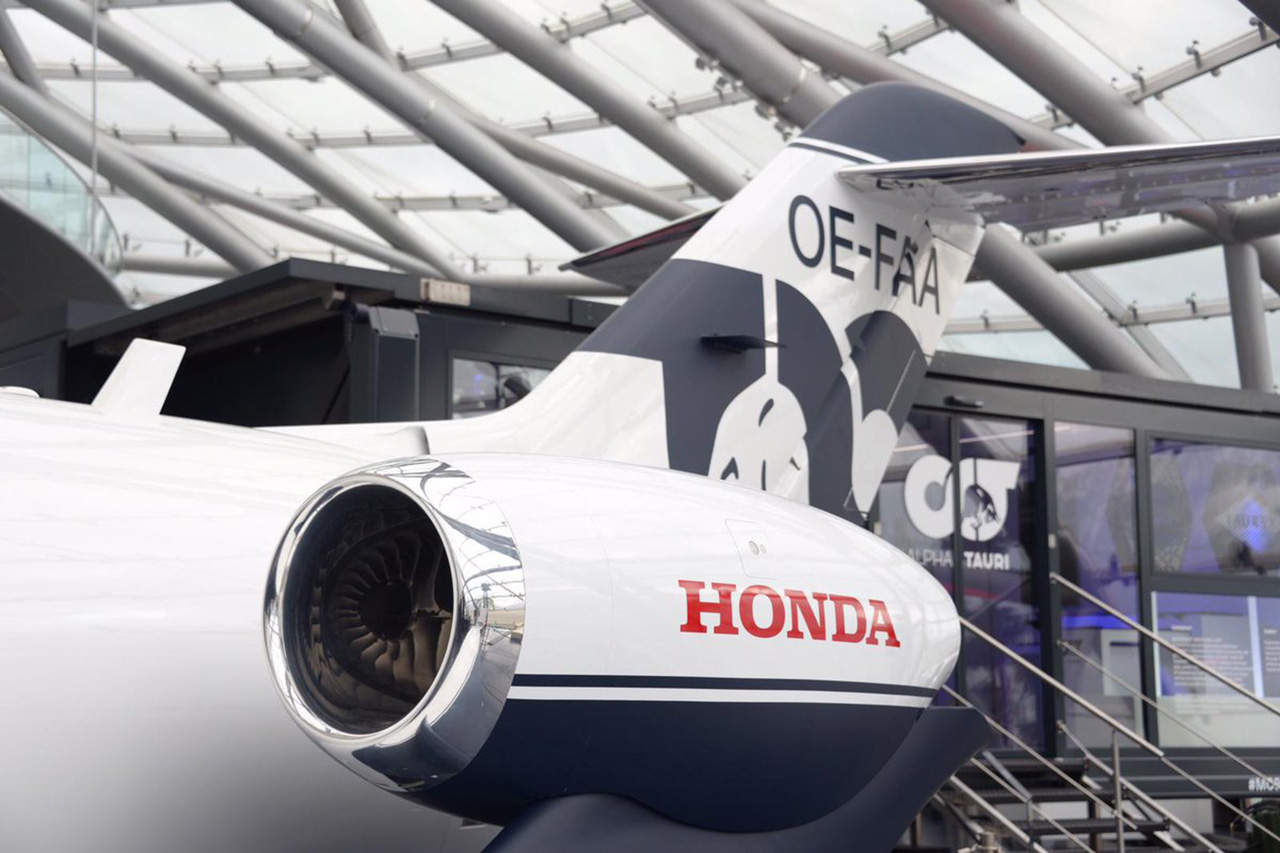 新生アルファタウリ・ホンダ AT01仕様にカラーリングされたHondaJet