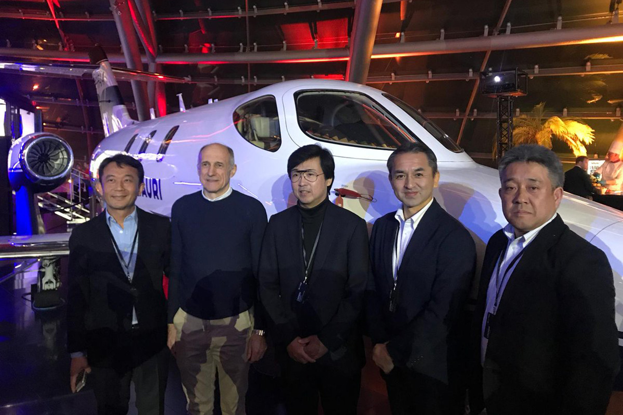 新生アルファタウリ・ホンダ AT01仕様にカラーリングされたHondaJetの前で記念撮影するホンダ首脳陣とフランツ・トスト