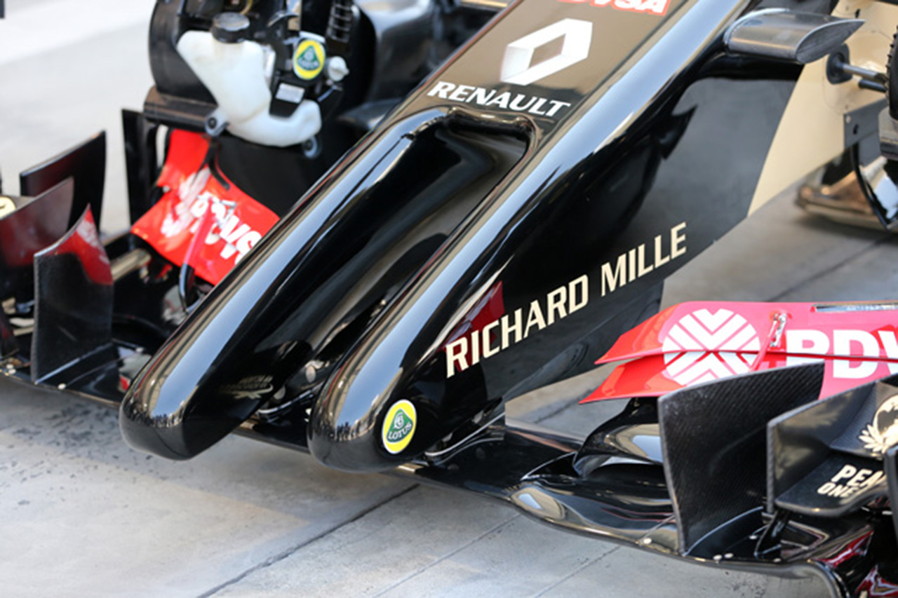 ロータス E22 2本牙ノーズ