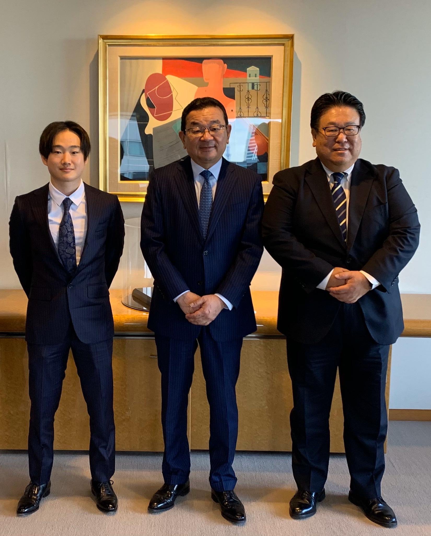 角田裕毅、八郷隆弘社長、倉石誠司副社長l