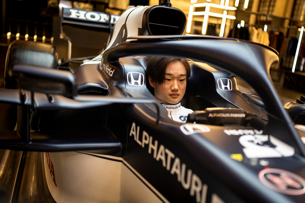 角田裕毅 アルファタウリ・ホンダ AT02 新車発表会