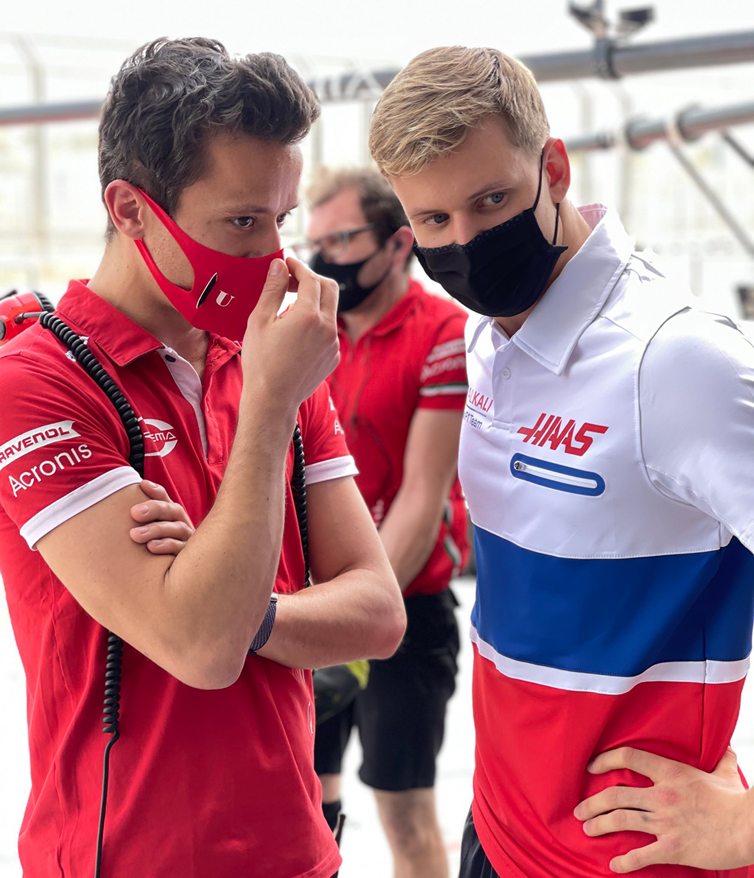 ハースF1チームの2021年ウエアを着用したミック・シューマッハ
