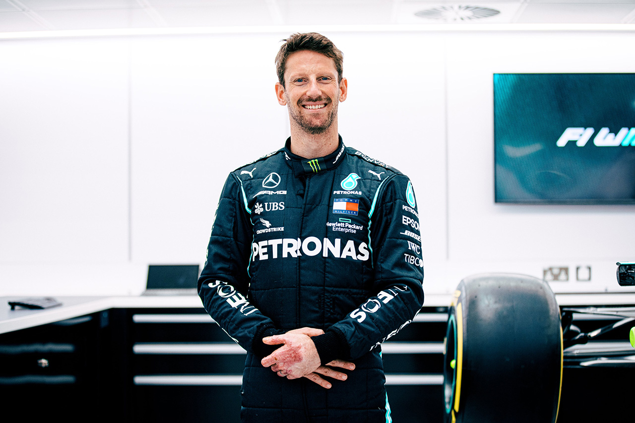 メルセデスF1のレーシングスーツを着用するロマン・グロージャン