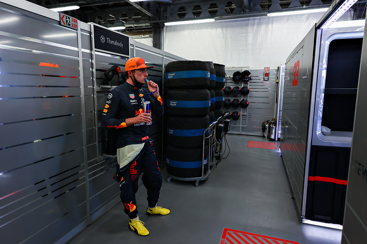 セルジオ・ペレスのシューズを履いたマックス・フェルスタッペン