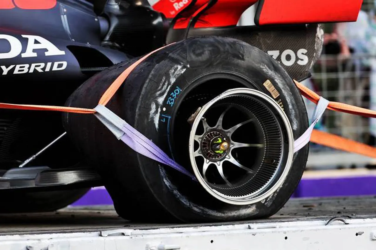 ピレリ F1 タイヤ故障