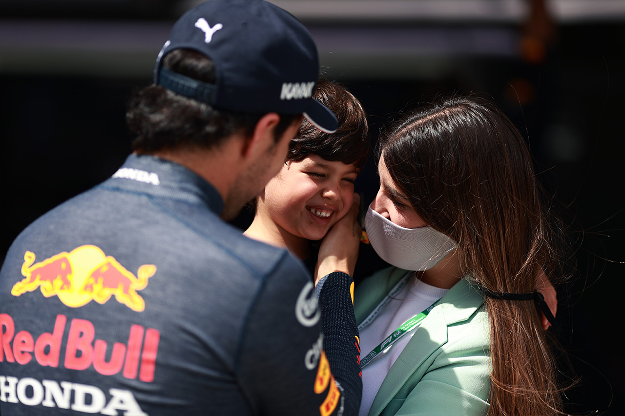 セルジオ・ペレスと妻とチェコJr. / レッドブル・ホンダ F1シュタイアーマルクGP