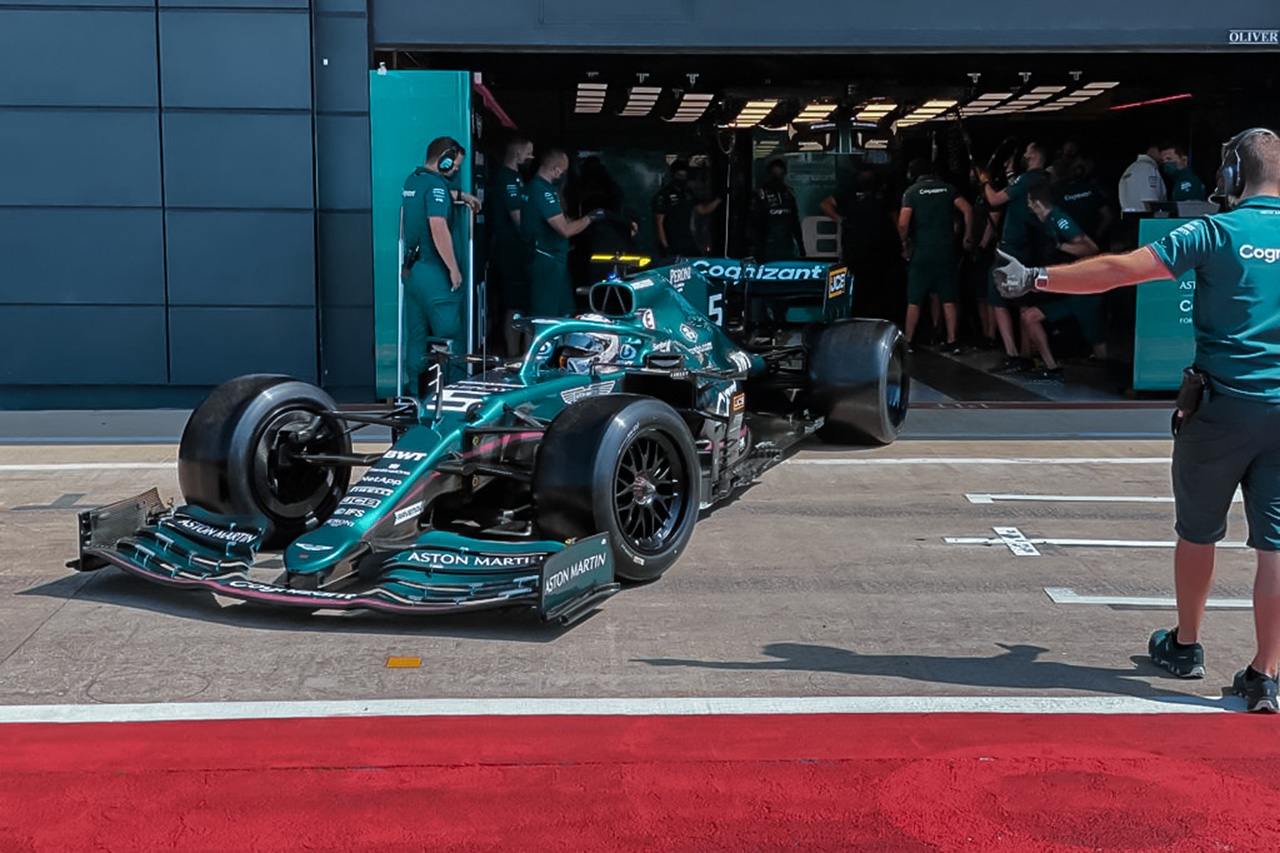 アストンマーティンF1 18インチタイヤテスト
