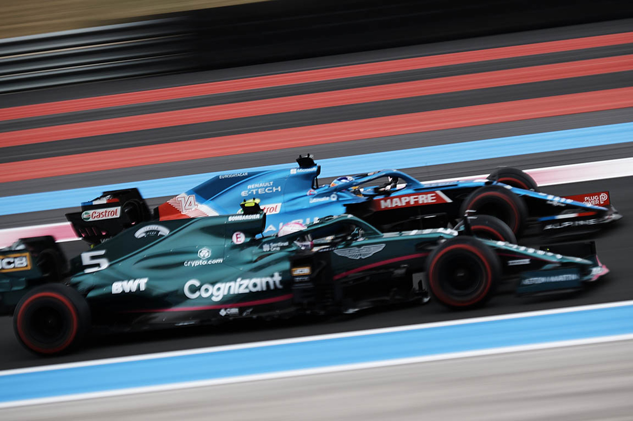 セバスチャン・ベッテルとフェルナンド・アロンソ / 2021年のF1世界選手権