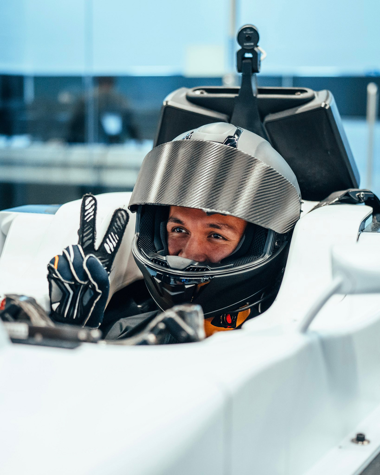 ウィリアムズF1のシミュレーターに乗り込むアレクサンダー・アルボン