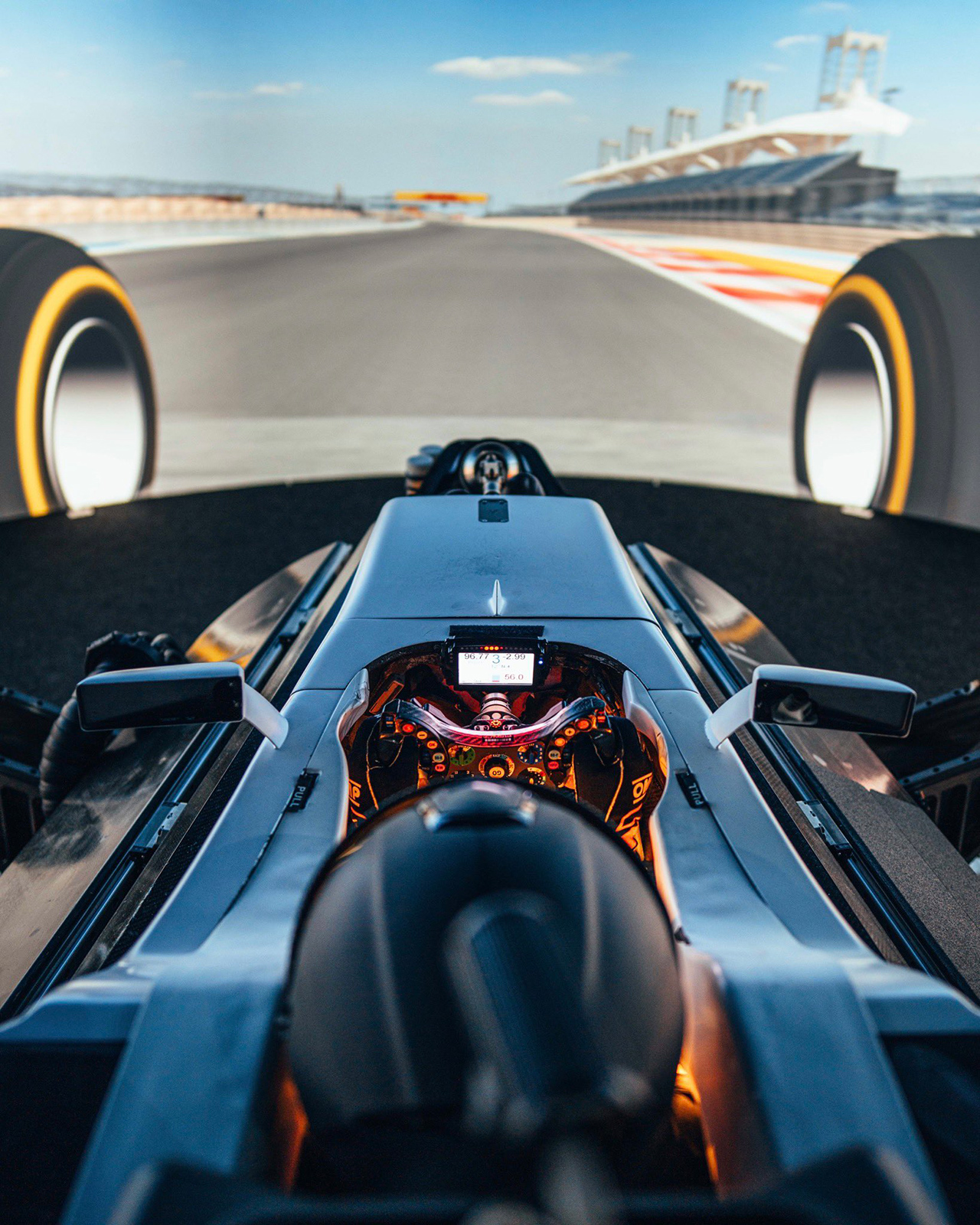 ウィリアムズF1のシミュレーターで作業するアレクサンダー・アルボン