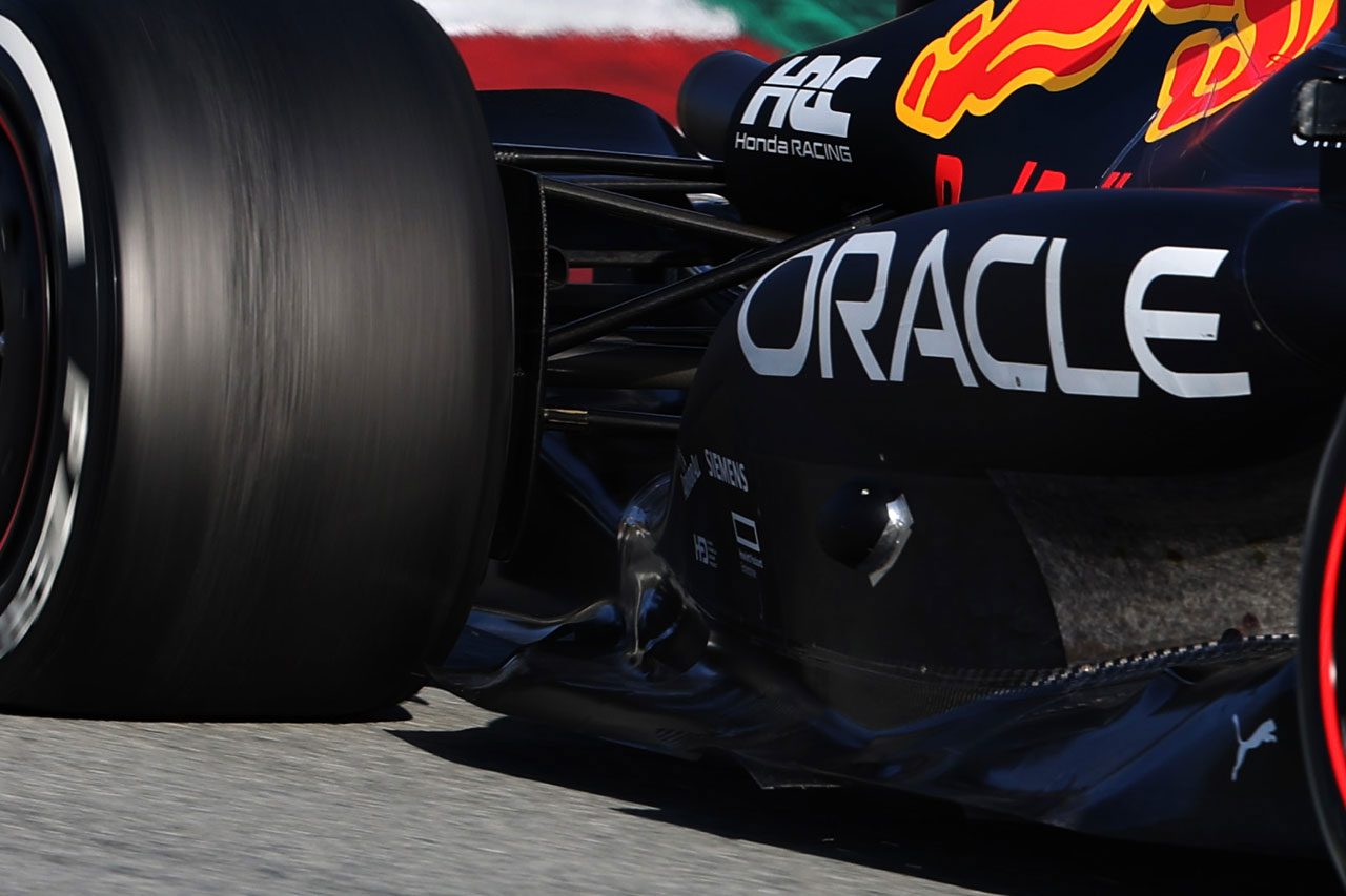 レッドブル RB18 プッシュロッド式リアサスペンション