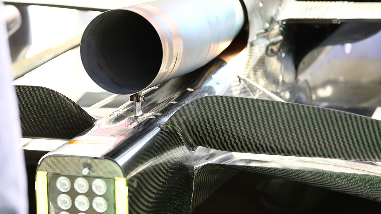 レッドブルF1:F1イギリスGPでは、レッドブルの排気口の上向き角度、ビームウイングの下部エレメント上の気流との相互作用の可能性を示している。その後、チームは上部エレメントを排気口の下に配置した。