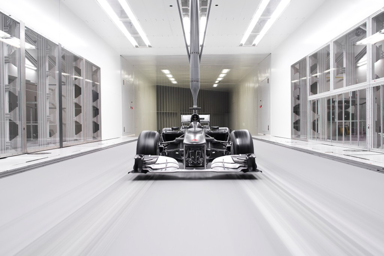 ザウバー F1 風洞%><br />
<br />
キミ・ライコネンは18年後にヒンウィルのチームに戻ってきた。2019年、彼のキャリアの晩秋に、元F1ワールドチャンピオンは現在ではアルファロメオF1と呼ばれるチームに戻った。<br />
<br />
だが、ビート・ツェンダーは、一部の領域では以前のキミ・ライコネンとまったく同じではなかったことを認めた。<br />
<br />
「彼が失ったのは、予選のスピードだった」とビート・ツェンダーは語った。<br />
<br />
「若い頃の彼は、最速の予選通過者の一人だった」<br />
<br />
「それは年齢の問題です。42歳になると、20 歳のときよりも少し早くコーナーが現れる」とビート・ツェンダーは笑った。<br />
<br />
それでも、キミ・ライコネンはレースでの輝きは失っていなかった。<br />
<br />
「レース中にキミと話すことはあい。彼はすべて自分で話す」とビート・ツェンダーは語った。<br />
<br />
「バックグラウンドのエンジンエンジニアが使用するエンジン設定を決定する前でさえ、ライコネンはそれを自分で実装していた」<br />
<br />
「私にとって、彼は最も賢いレーサーの一人だ。彼はレースを読むことができ、いつ防御し、いつプッシュし、いつ誰かにオーバーテイクさせるのが良いかを正確に知っていた」<br />
<br />
2021年シーズン限りでF1から引退したキミ・ライコネンは、今週末、ワトキンス・グレンのロードコースで開催されるNASCARカップ・シリーズで引退後初のレースに挑む。<br />
<br />
<%image(img2022/20220819-kimiraikkonen-nascar.jpg