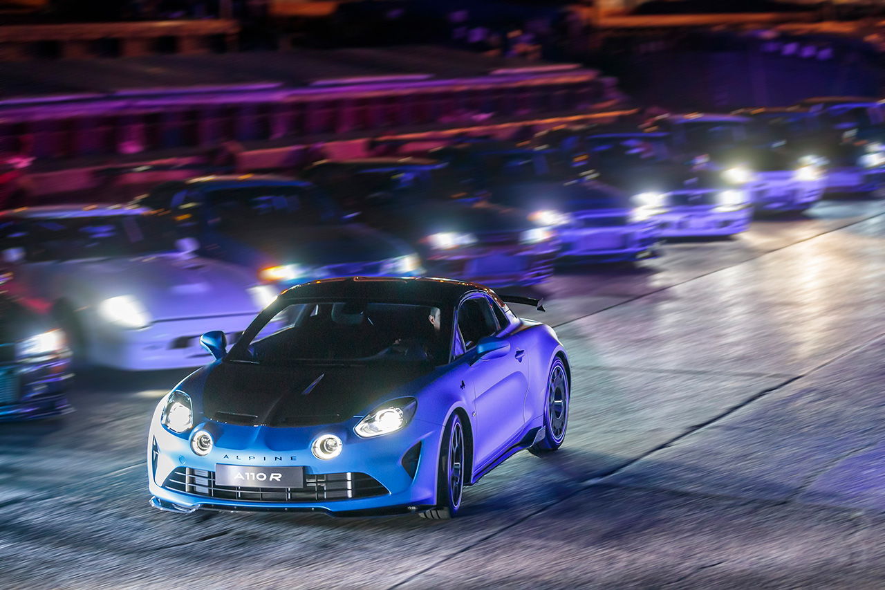アルピーヌ A110 Rのステアリングを握るエステバン・オコン