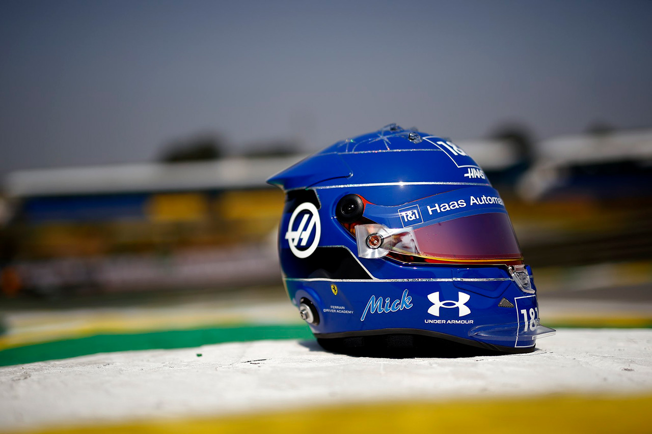 ミック・シューマッハ(ハースF1チーム) 2022 F1ブラジルGP%><%image(img2022/20221113-mick-scumacher-helmet-04.jpg
