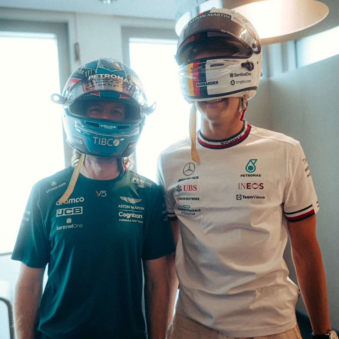 セバスチャン・ベッテルとジョージ・ラッセルがヘルメット交換