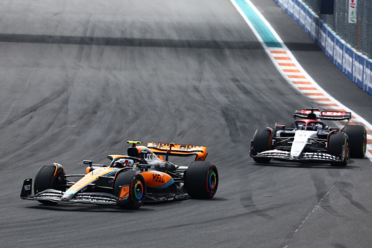 ランド・ノリス(マクラーレンF1チーム)とニック・デ・フリース(スクーデリア・アルファタウリ)