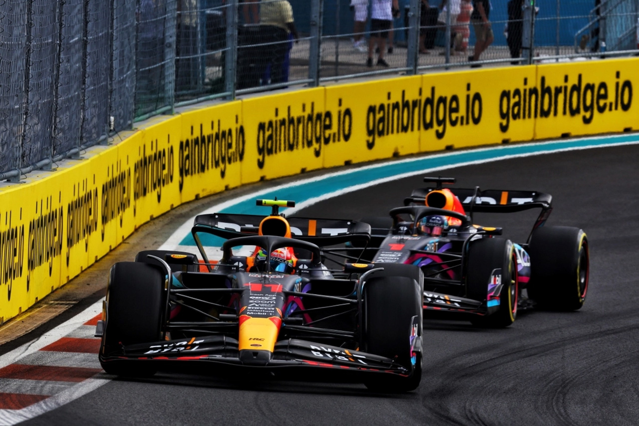 セルジオ・ペレス vs マックス・フェルスタッペン レッドブル・レーシング F1