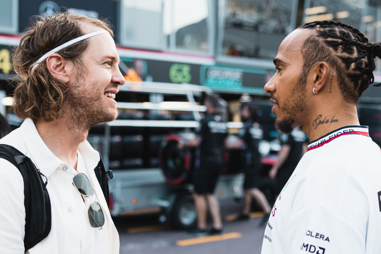 ルイス・ハミルトンとセバスチャン・ベッテル(2023年のF1世界選手権 F1モナコGP)
