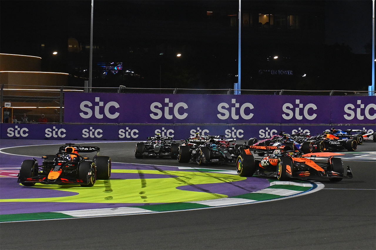 マックス・フェルスタッペン(レッドブル)とオスカー・ピアストリ(マクラーレン)の1コーナーの攻防 / サウジアラビアGP