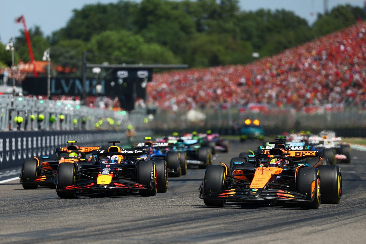 エミリア・ロマーニャGP F1 決勝) 角田裕毅%>スタート直後のターン1で、フェルスタッペンがピアストリに果敢に挑む</div><br />
ピアストリは好スタートを決めたが、フェルスタッペンがタンブレロ・シケインでアウトから強引にオーバーテイクを決めて先頭に浮上。ラッセルは3番手を維持しながらノリスを抑え、ルクレールは1つ順位を上げて10番手に浮上。ルクレールはその後、ガスリーと争いながらアグレッシブに攻め、ガスリーはグラベルにはみ出す場面も。<br />
<br />
後方ではハミルトンがアントネッリとの11位争いを展開。5周目時点でフェルスタッペンはピアストリに対し1.6秒のリードを築いた。以後、ラッセル、ノリス、アロンソ、サインツ、アルボン、ストロール、ルクレール、ハジャーと続く。<br />
<br />
<b style="font-size:1.2em;">序盤のバトルと早まったピットウインドウ</b><br />
ノリスとラッセルの3位争いが激化し、ノリスは9周目に仕掛け、翌10周目には芝生に片輪を落とすスリリングな展開に。ラッセルは「このままのペースでターゲットラップまで保てるとは思えない」と無線で訴え、タイヤの消耗に不安を示した。<br />
<br />
11周目、ついにノリスがシケインでラッセルを抜き、6秒前方のピアストリを追う形に。ラッセルはすぐにピットへ入り、ハードに交換。これを皮切りに予定より早く各車のピットストップが始まり、アロンソのマシンからはピットアウト時に前ブレーキから火花が出る場面も見られた。<br />
<br />
ピアストリは14周目に3.6秒のやや遅いストップ。ルクレールはこのサイクルでラッセル、サインツ、アロンソの前に出て順位を上げる。<br />
<br />
<b style="font-size:1.2em;">VSC導入とフェルスタッペンの完璧なタイミング</b><br />
フェルスタッペンはステイアウトを選び、10秒リードを築いたまま走行。ピアストリはピット作業を終えたマシンを順に交わしていくが、その中に角田裕毅が立ちはだかる。ピアストリは角田裕毅の堅実なブロックを受けつつ、やがて10位でパスした。<br />
<br />
29周目、ノリスがピットインし、直後にオコンのトラブルでVSCが発動。フェルスタッペンにとっては最適のタイミングでピットを済ませ、首位の座を守ることに成功。これに続き、未ストップ勢が一斉に動き、ルクレールやピアストリも2度目のストップを選んだ。<br />
<br />
<div class="imagecap">><%image(img2025/20250519-f1-emilia-romagnagp-03.jpg