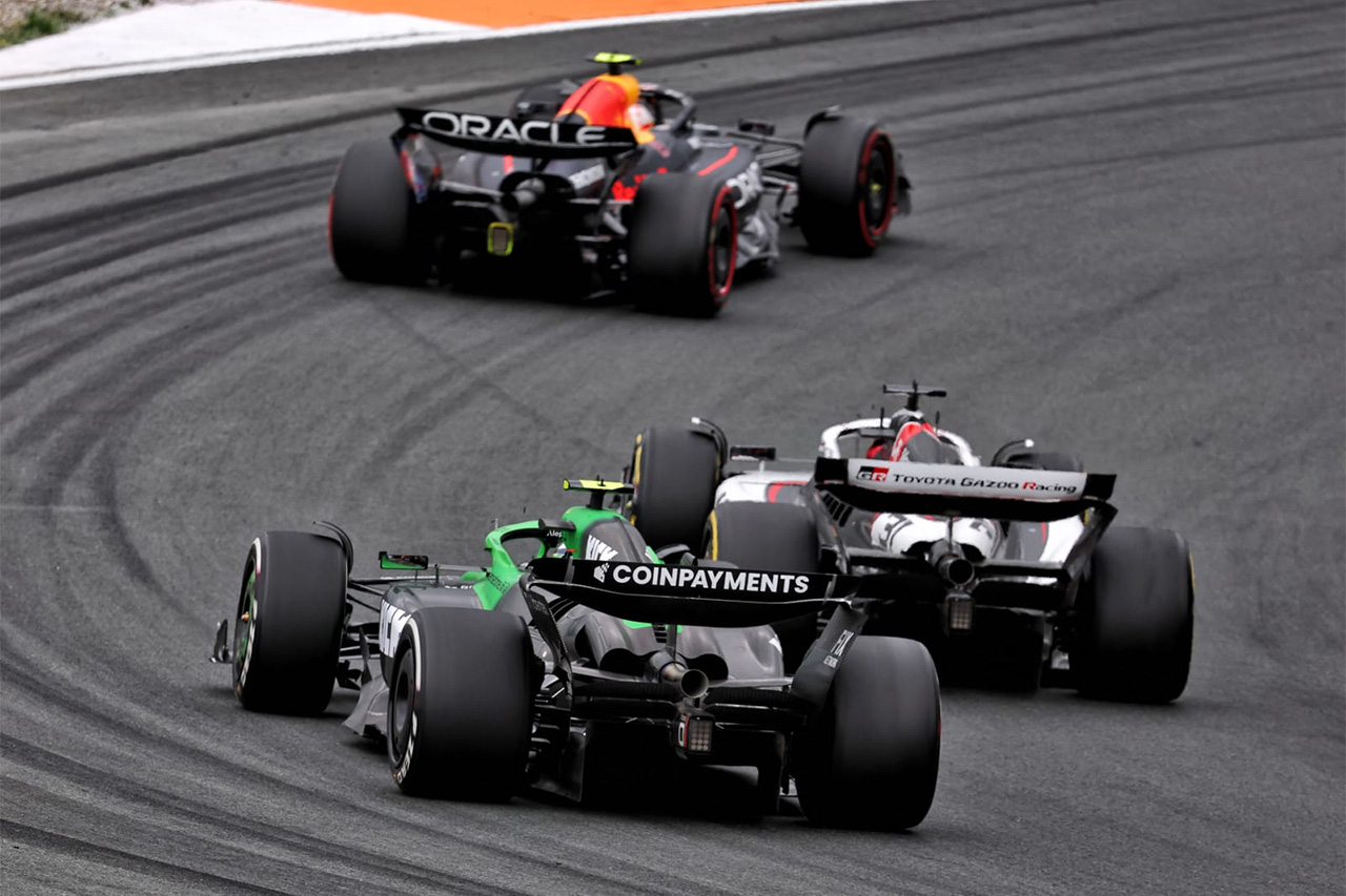 F1 V型8気筒 エンジン FIA（国際自動車連盟）