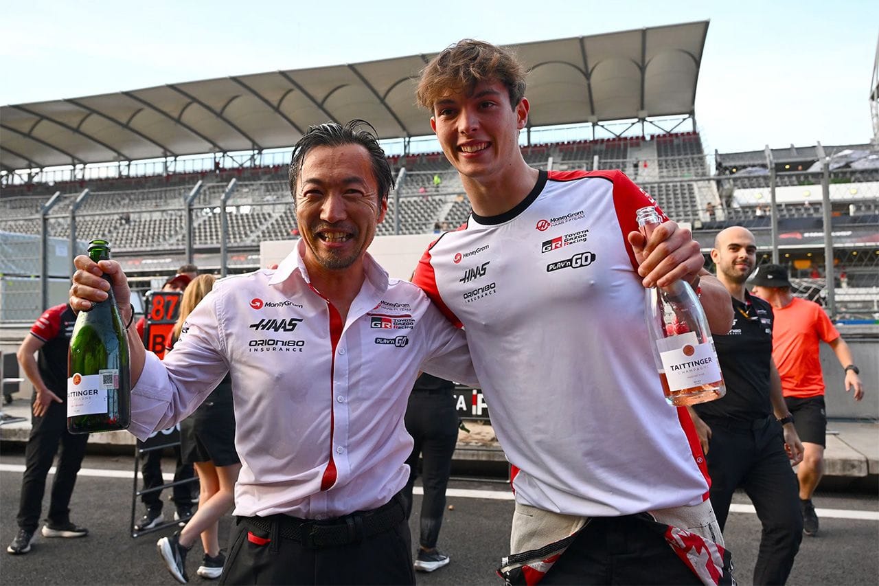 オリバー・ベアマンと小松礼雄(ハースF1チーム)