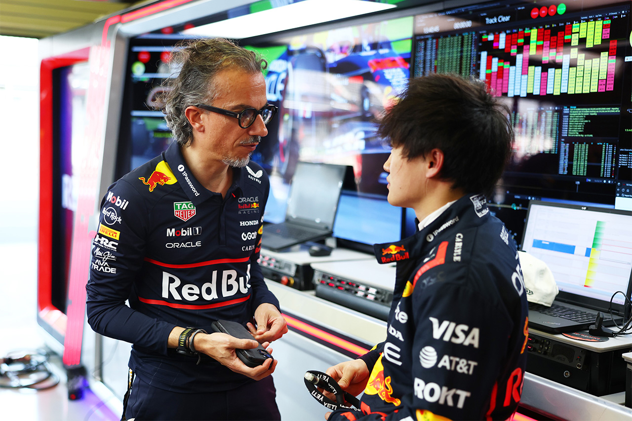 角田裕毅とレッドブルF1チーム代表のローラン・メキース